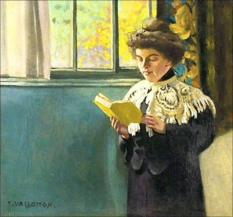 Kvinna Läser På Fönstret