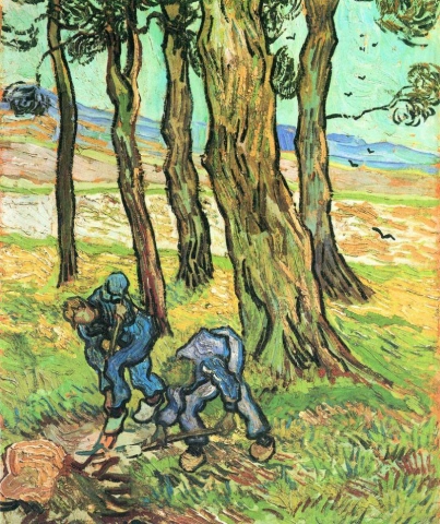木の切り株を掘り起こす二人の男性