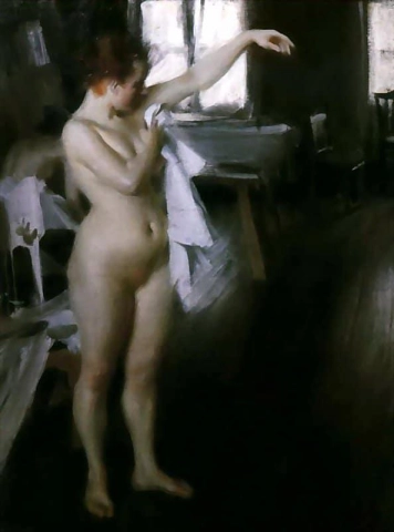 Femmina nuda che si asciuga nel cespuglio