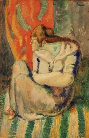 Femme assise sur un sol rayé