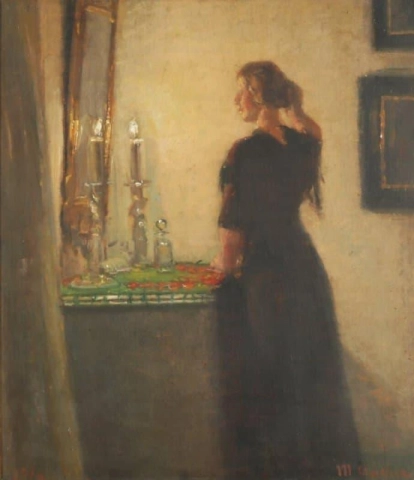 Interior con una mujer frente a un espejo.