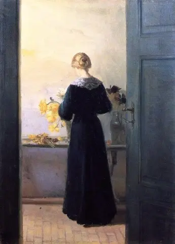Mujer joven arreglando flores hacia 1885