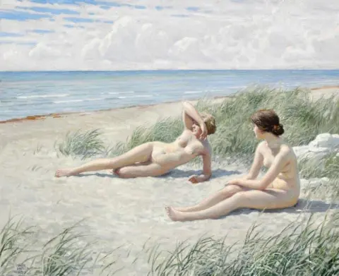 To unge kvinner som ligger på Hornb K-stranden og nyter solen 1916