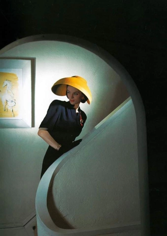 Modelo de Horst Paul Albert Bohrmann con sombrero de fieltro amarillo tomado para Vogue - 1943